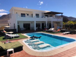 Stunning 5 Star Villa- 5 Mins Village Beach Marina
